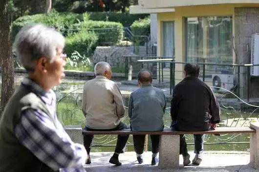 飞北京：60岁“老漂母亲”北上带娃EVO真人平台唐欣昀 短暂过年又(图1)